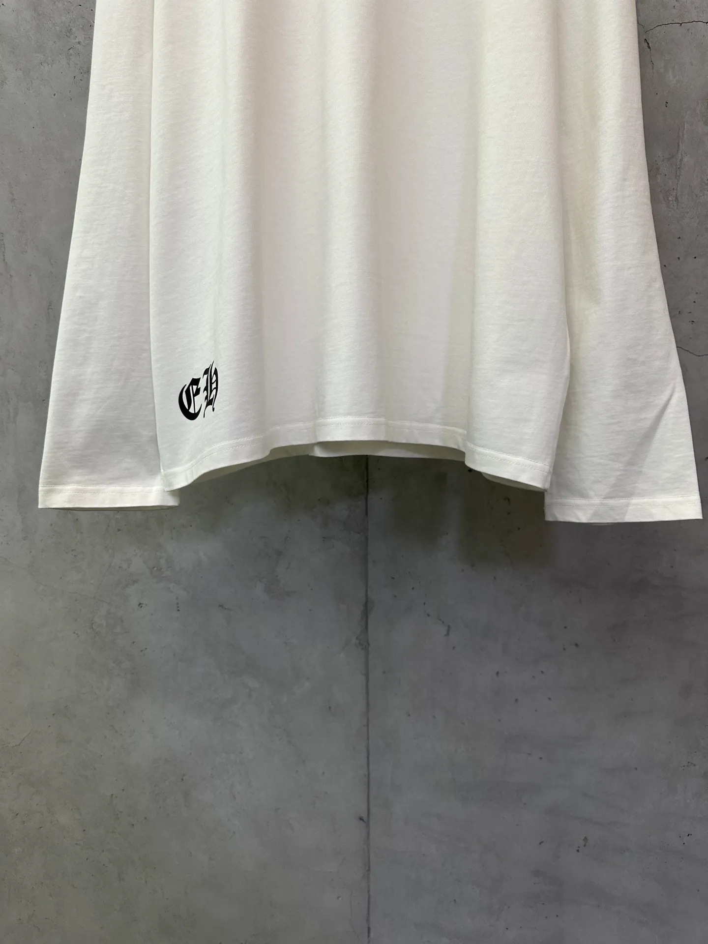 P320 Chrome Hearts 25ss Horseshoe Sanskrit flag printed round neck long-sleeved T-shirt. Fabric is high-definition, super heavyweight cotton, double yarn compact Xinjiang cotton. Weight: 320 grams. Clean cloth. Clear texture. Tight feel. Stiff. High color fastness. No deformation. No discoloration. Customized hardware. Thread. Accessories. Alignment. Same style for men and women. -Color: Black White -Size: XS S M L XL